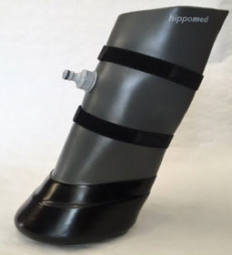 Cool Boot Hufschuh – zur Kühlung des Pferdebeines. Ideal zur Behandlung bei Erkrankungen (z.B. Hufrehe), Prellungen, Zerrungen oder Entzündungen.